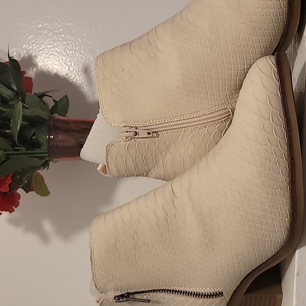 (NWT) MIA Designer Leather Cream Booties Size 10
